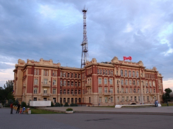 На Театральной площади таксистка врезалась в столб – погиб полицейский 