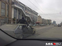 В центре Ростова молодой человек «оседлал» автомобиль