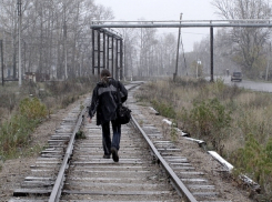 Мужчина получил ужасные травмы под колесами поезда в Ростовской области