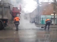 Укладывавших асфальт в лужи подрядчиков наказали власти Ростова