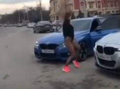 Откровенные танцы полураздетой девушки в центре Ростова вызвали жаркие эмоции у горожан на видео