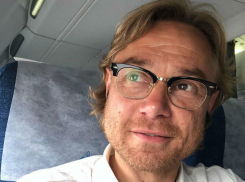 Милый поцелуй болельщицы «Спартака» и главного тренера ФК «Ростов» попал на видео