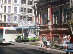 Автобус №3 влетел в светофор, уворачиваясь от гонщика на кроссовере в Ростове