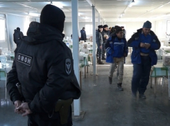 Массовое задержание гастарбайтеров из Средней Азии в аэропорту Ростова попало на видео
