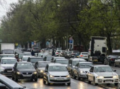 Проливные дожди и масштабный ремонт дорог поставили Ростов в 8-балльную пробку