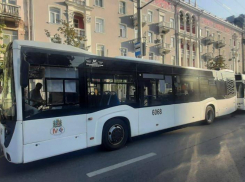 Два автобуса с пассажирами столкнулись на главной улице Ростова