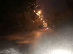 Доплывать в свои дома через бушующую стихию пришлось жителям Ростова