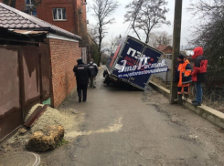 «Застрял в текстурах»: в Ростове-на-Дону под землю ушел грузовик