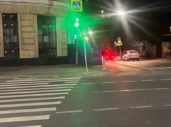 Двух пешеходов на тротуаре Большой Садовой в Ростове сбил неизвестный водитель