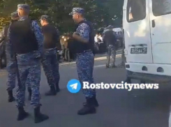 На въезде в Ростов силовики заблокировали одну из улиц 