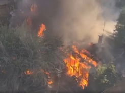 В Ростове на 20-й линии загорелся жилой дом