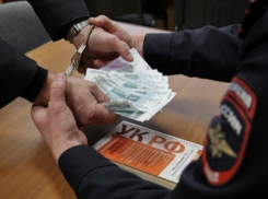 В Шахтах начальника уголовного розыска поймали на взятке