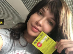 Секс-звезде из Ростова после кошмарного авиарейса предложили поспать на стульях в кафе 