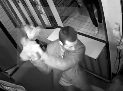 Жуткое избиение налоговым инспектором матери владельца известного бара Ростова попало на видео