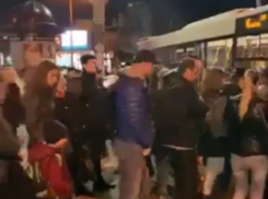 «Как на концерт Коржа»: огромная живая очередь на автобус Ростова попала на видео