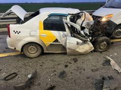 Под Ростовом водитель «Яндекс.Такси» влетел в пассажирский микроавтобус