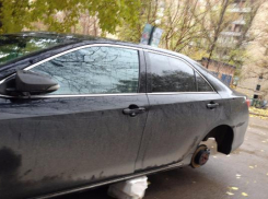 В Ростове по ночам с автомобилей снимают колеса 