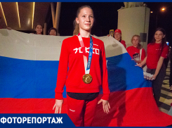 В аэропорту Платов встретили олимпийскую чемпионку Владиславу Уразову