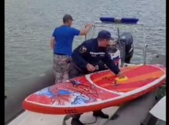 В Таганрогском заливе спасли пятерых детей, которых унесло в море