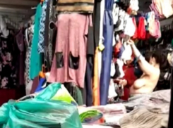 Голые «сиськи» дамы попали на видео во время примерки бюстгальтера в Ростов