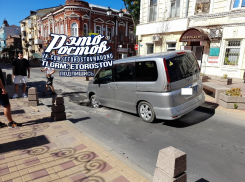В центре Ростова автомобиль провалился в яму на дороге