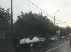 Пьяный водитель мастерским переворотом машины на крышу удивил жителей Ростова