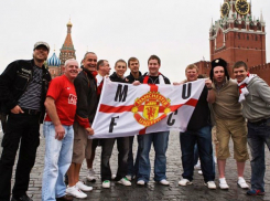 Фанаты «красных дьяволов» с флагом показали себя Ростову на Красной площади