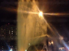 Коммунальный фонтан высотой в пять метров забил на Зорге 