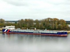 Крупный нефтетанкер прибыл в ростовский порт из Нижнего Новгорода