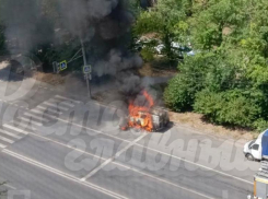 В Ростове-на-Дону сгорел дотла автомобиль УАЗ 