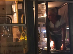 Перепутавший даты маршрутчик захотел прокатить на капоте несговорчивую пассажирку в Ростове