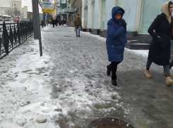 Власти Ростова объяснили, почему тротуары плохо почищены от снега