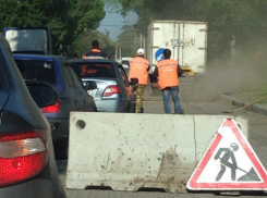 Движение на двух улицах в Ростове оказалось парализованным из-за ремонта дороги