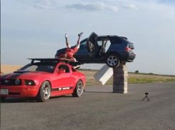 Ростовский каскадер Евгений Чеботарев на огромной скорости пролетел через автомобиль 