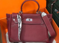 Поддельными сумками и обувью от элитных брендов обманывали покупателей в крупном ТРЦ Ростова