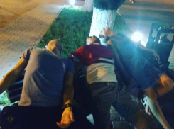 Уснувшие на лавочке в «неудобных позах» зарубежные болельщики развеселили жителей Ростова