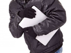 Мужчина украл из офиса в Кировском районе ноутбук и телефон