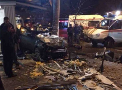 Иномарка влетела в киоск в Ростовской области: водитель и пассажир погибли