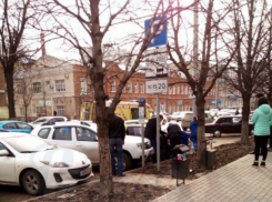 Припарковавшийся у обочины водитель иномарки попал под колеса фуры в центре Ростова