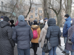 Сирены, МЧС и полиция: что происходит у дома на Кривошлыковском, который экстренно расселяет администрация