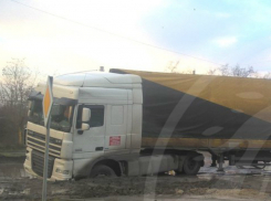 Образовавшееся на дороге «зыбучее болото» поглотило многотонную фуру под Ростовом