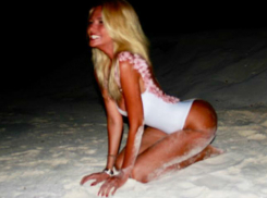 Полуобнаженная Виктория Лопырева на пляже шокировала мужчин: «отлично выгибается»