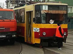 Паникующим ростовчанам пришлось выпрыгивать из неуправляемого трамвая под машины