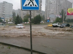 В Ростове из-за ливня оказались затоплены улицы: машины тонут в потоках воды. Видео