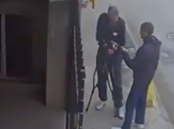 Юноша ограбил старика-инвалида в Ростове на видео
