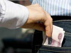 Случайное «объятие» с молодым прохожим стоило зарплаты жителю Ростовской области