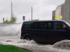 Удар стихии по югу России с бьющим фонтаном в автобусе Ростова показал Первый канал   
