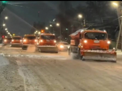 Водителей Ростовской области просят не оставлять машины на обочинах из-за уборки снега 