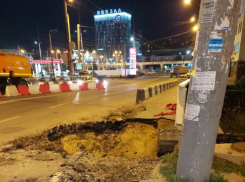 Рабочие засыпали провал перед мостом у вокзала «Ростов-Главный»