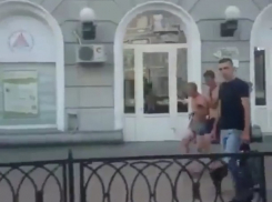 «Танцующие» на тротуаре горячие парни в семейных трусах рассмешили жителей Ростова